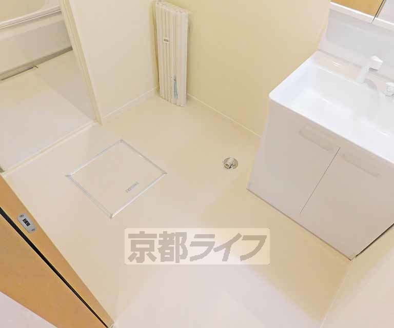 洗面設備　広々とした脱衣所です。