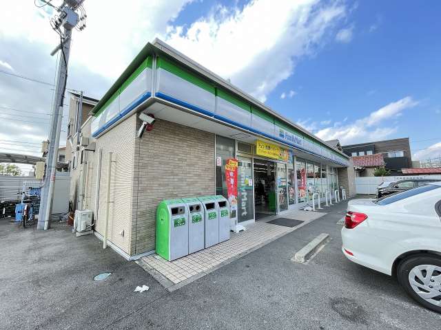 コンビニ　ファミリーマート浜田三丁目店（コンビニ）まで286m