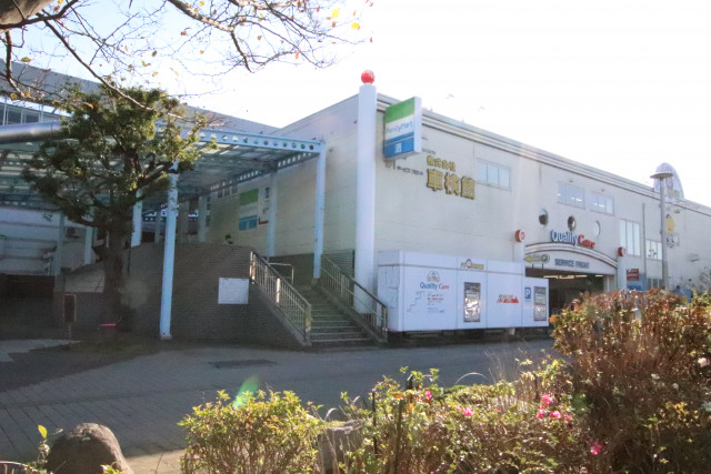 コンビニ　ファミリーマート京王堀之内駅前店（コンビニ）まで170m