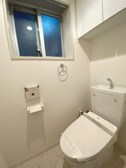 トイレ　落ち着いた色調のトイレです