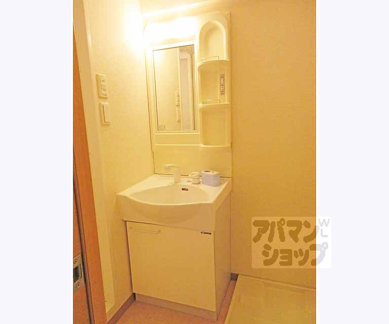 洗面設備　鏡横＆下段収納可能です！