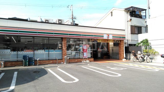 コンビニ　セブンイレブン 豊中服部本町1丁目店（コンビニ）まで556m