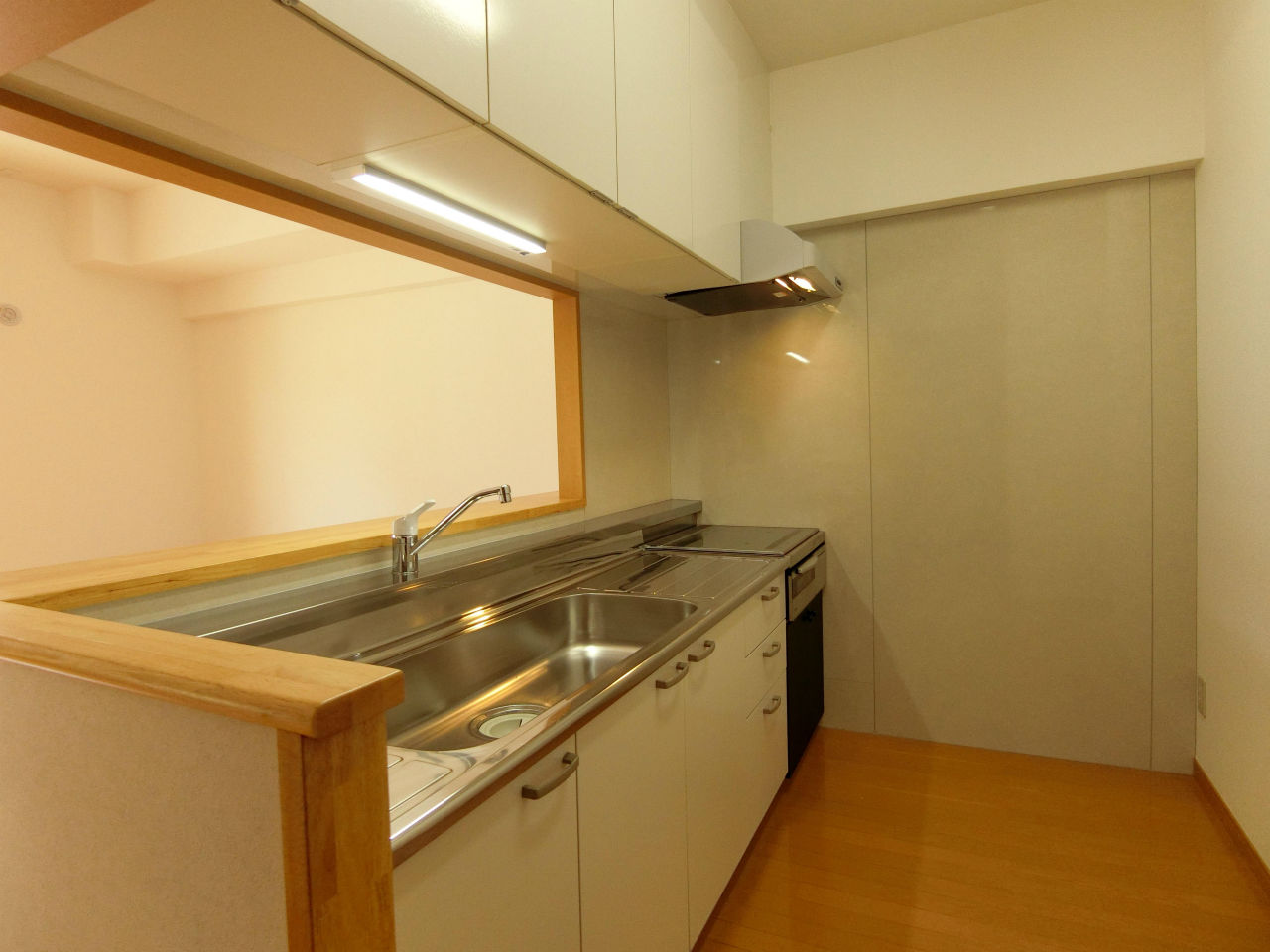 キッチン　3口コンロ・グリル付きの使いやすいシステムキッチンです♪