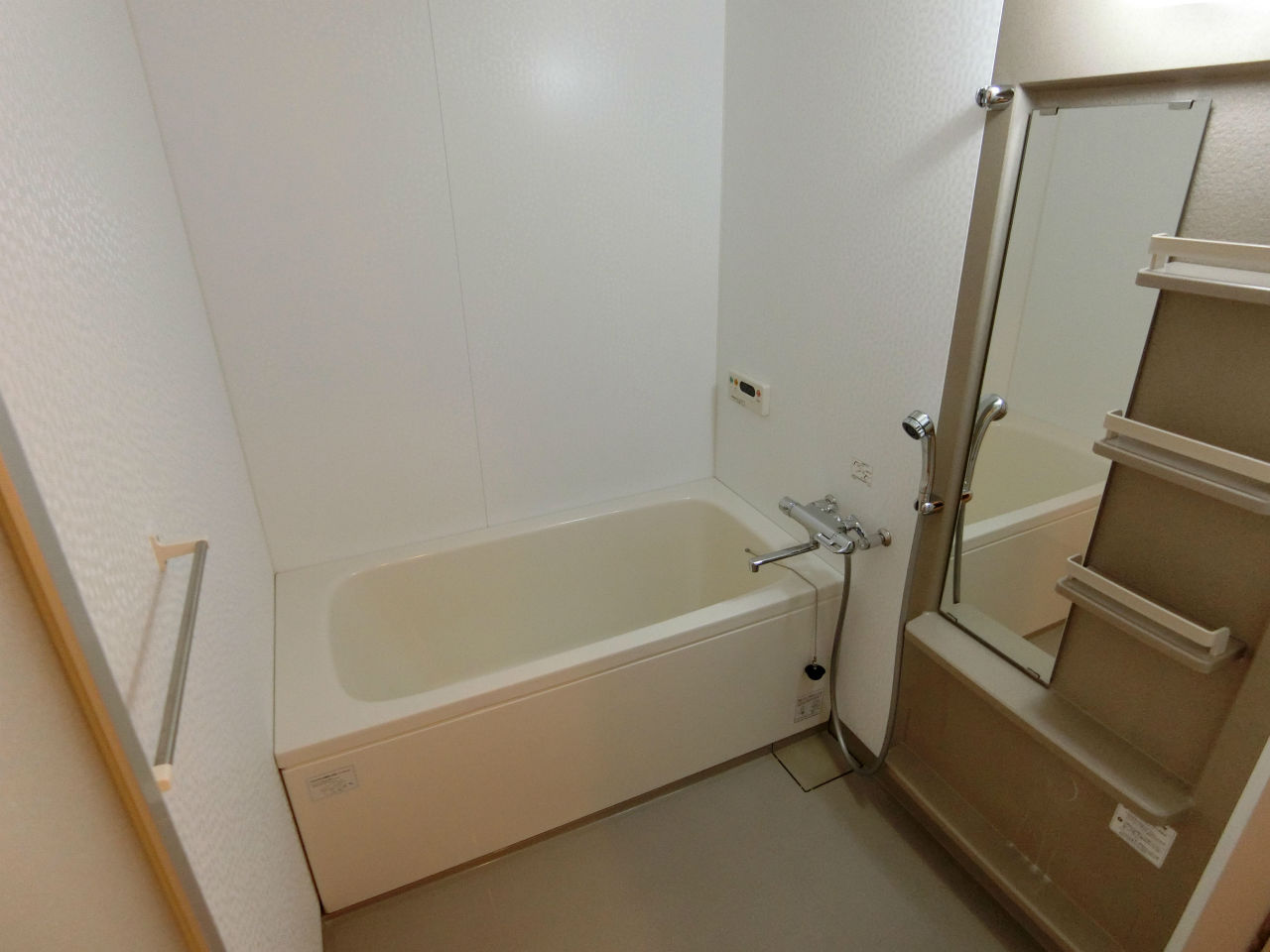 バス・シャワールーム　追い焚き付きのお風呂です♪