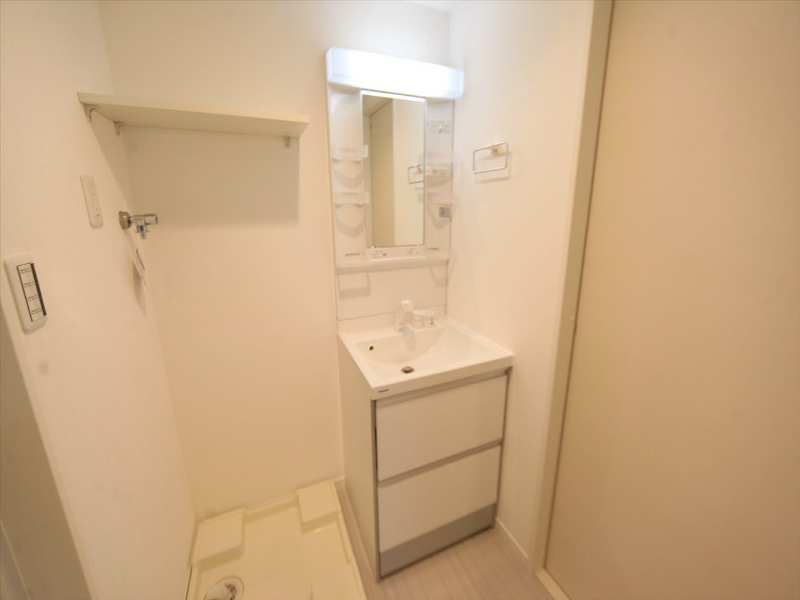 洗面設備　脱衣所　独立洗面台（シャンプードレッサー）洗濯機用意できます