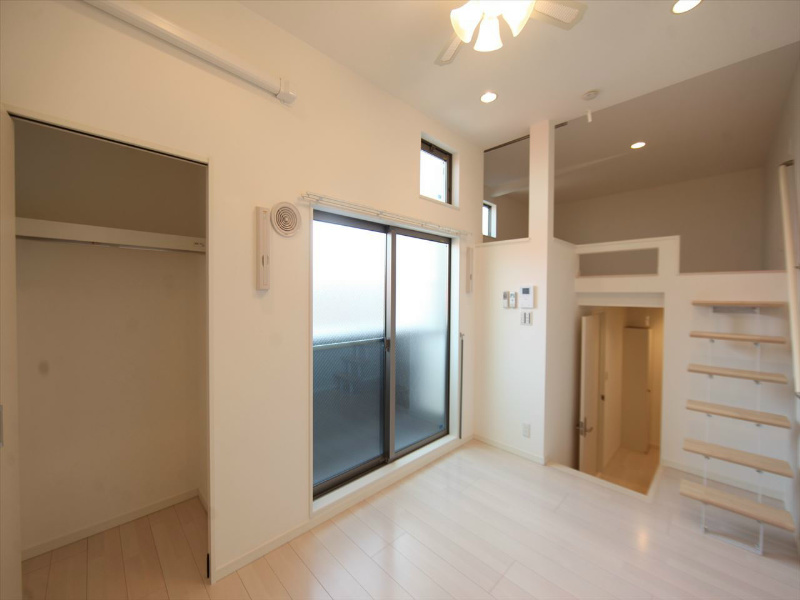 居室・リビング　洋室6帖　上階ロフト6.4帖（収納でもお部屋でも使えます）