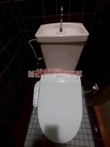 トイレ　窓のある明るいトイレは温水洗浄便座付いてます♪