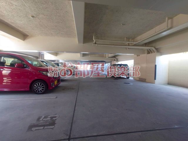 駐車場　うれしい屋根ありの駐車場です。