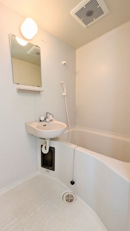 バス・シャワールーム　コンパクトで使いやすいお風呂です