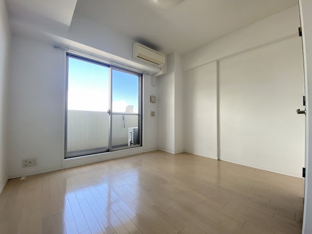 その他部屋・スペース　落ち着いた色調の寝室です