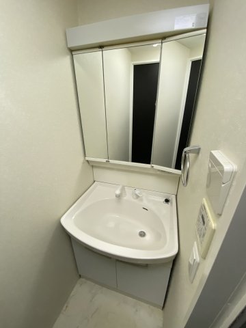 洗面設備　スペースが確保できる洗面所です