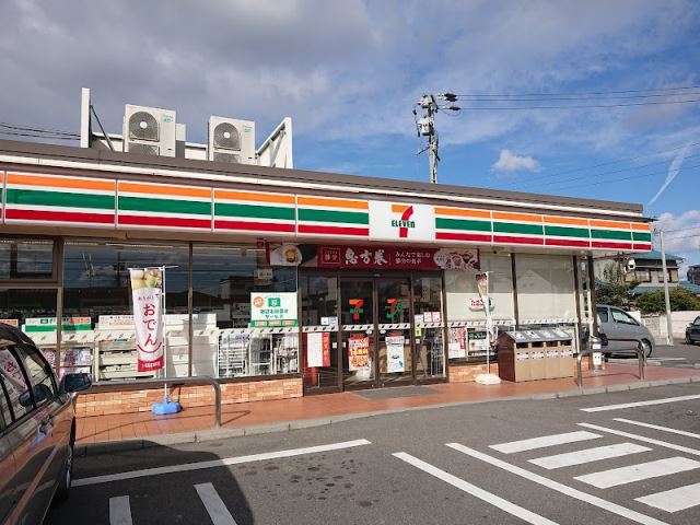 コンビニ　セブンイレブン（コンビニ）まで240m