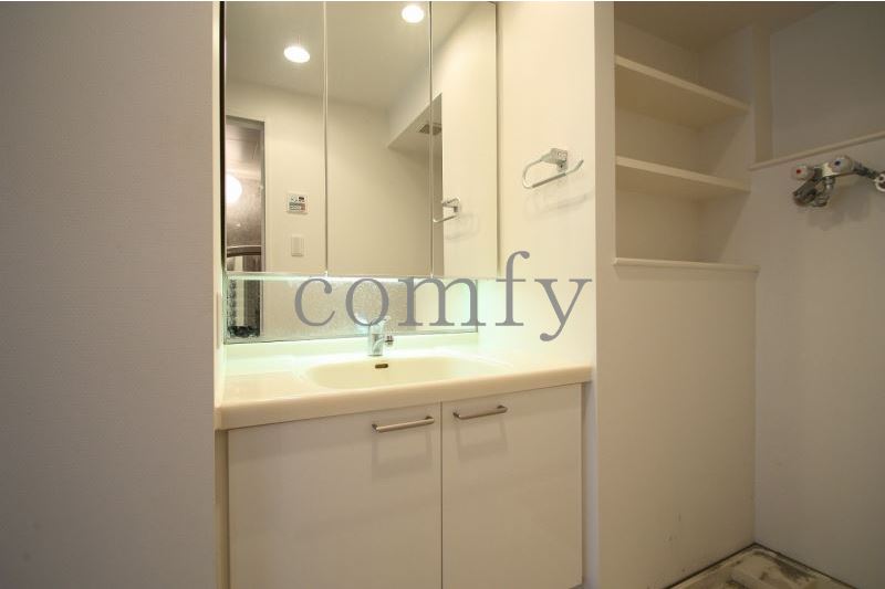 洗面設備　清潔感のあるパウダールーム