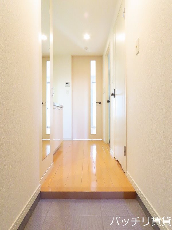 玄関　※同型タイプの為現状優先