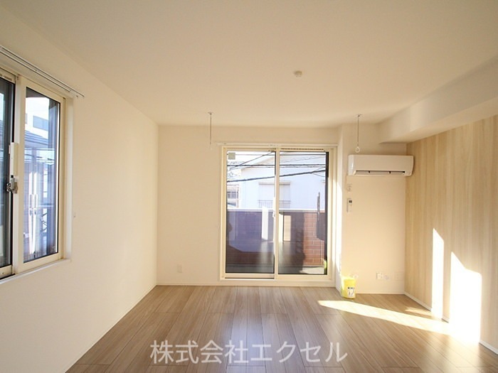 居室・リビング　２面彩光で日当たり良好です。