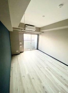 居室・リビング　8.9帖のきれいな洋室。