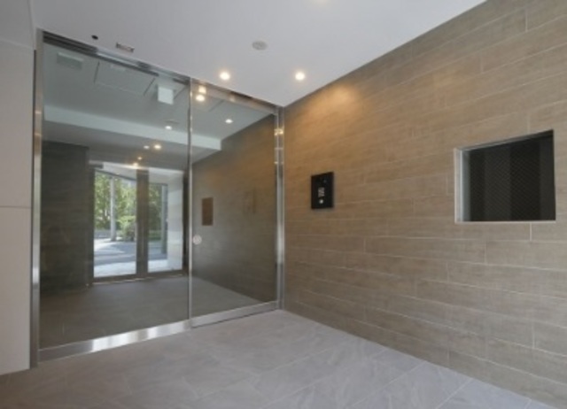 エントランス　．