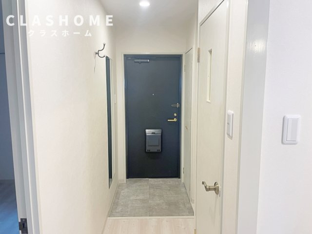 玄関　同物件の別部屋になります。