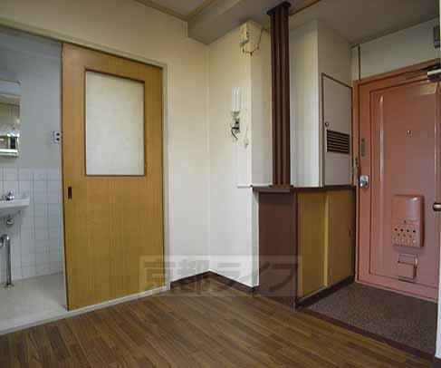 玄関　ゆとりのある玄関部分です。シューズボックスも有り。