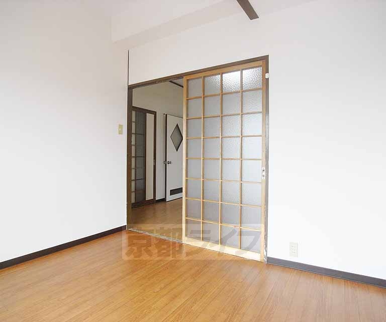 居室・リビング　４０４号室写真です