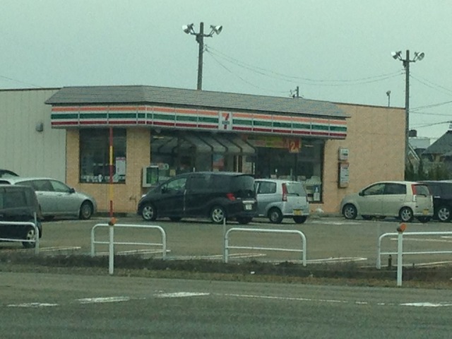 コンビニ　セブンイレブン燕東太田店（コンビニ）まで480m