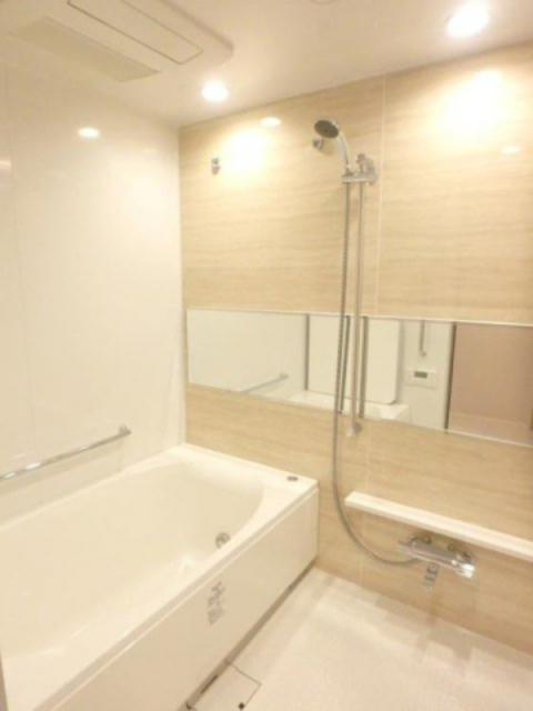 バス・シャワールーム　バストイレ別で清潔感のある水回り