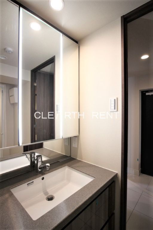 洗面設備　キャビネット付き三面鏡洗面化粧台