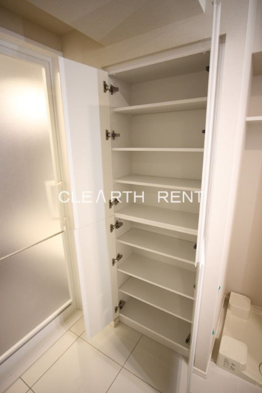 その他設備　脱衣所にはワイドサイズなリネン庫