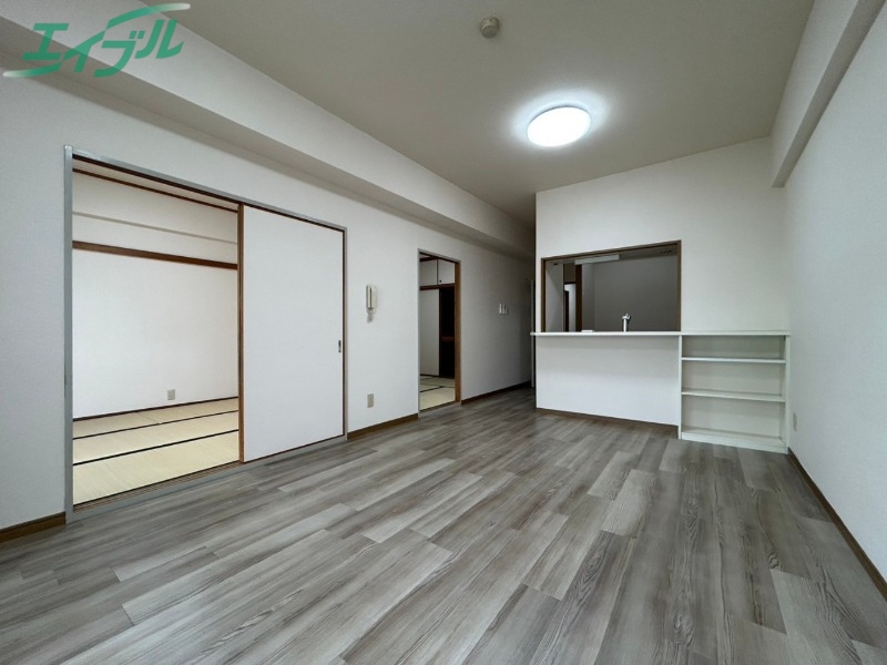 居室・リビング　同物件別室反転タイプ画像