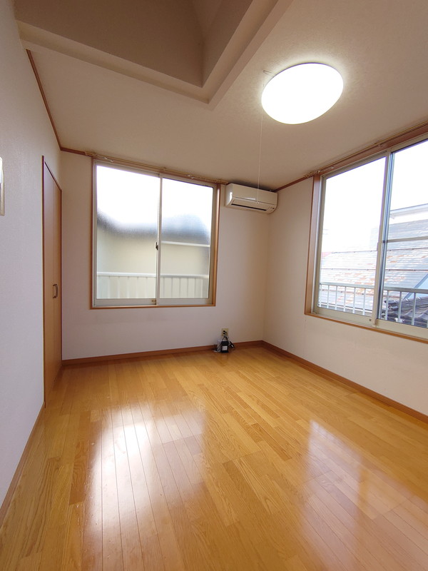 居室・リビング　2階角部屋！2面採光のお部屋です！(他部屋写真）