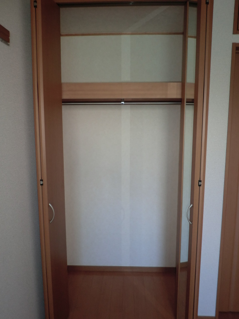 収納　写真は202号室のものです