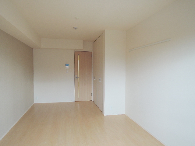 居室・リビング　広々としたフローリングの室内　洋室８．８帖