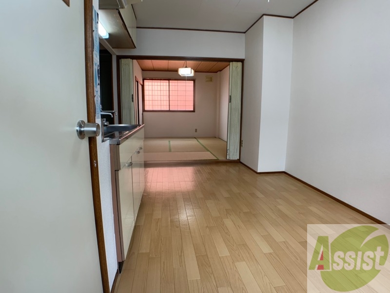 居室・リビング　リビングです。木目のフローリングが落ち着きますね。