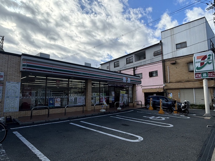 コンビニ　セブンイレブン（コンビニ）まで270m