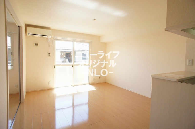 居室・リビング　南向きで日当りが良く明るいリビング。