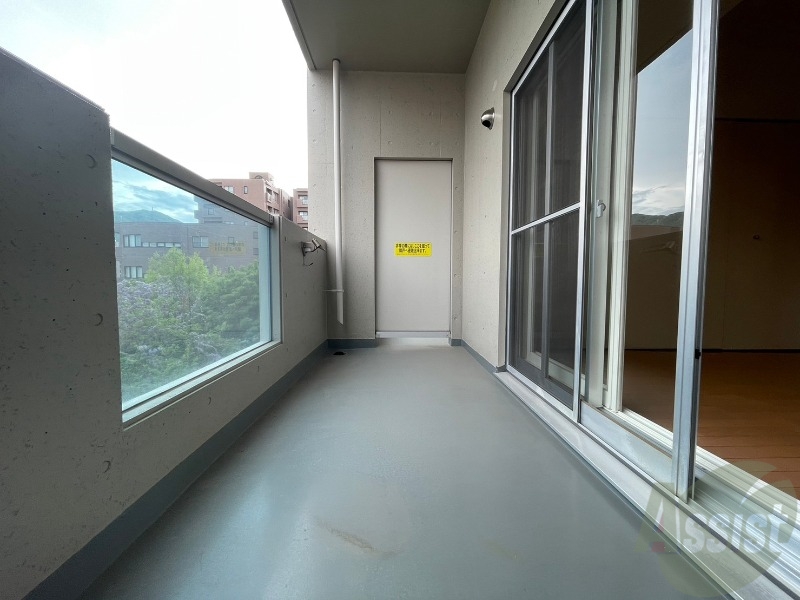 バルコニー　バルコニーは幅があり、広い印象を受けました。