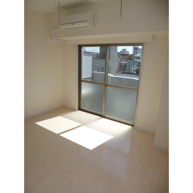 居室・リビング　※掲載写真は同物件別室です。