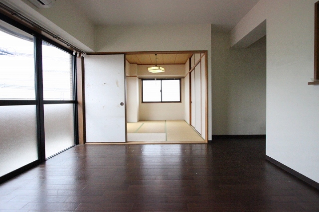 居室・リビング　同物件別号室のものです。