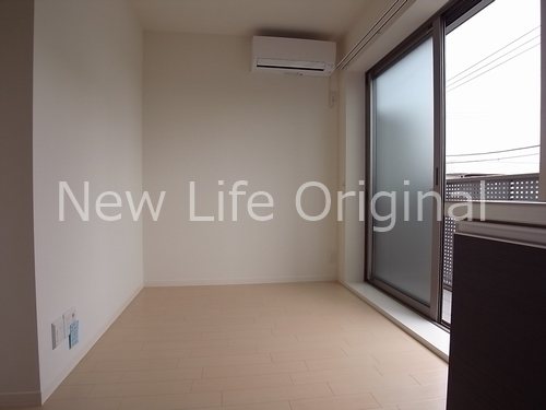 居室・リビング　5.3帖洋室。エアコン付です。