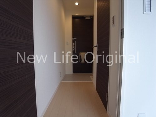 玄関　玄関はワンキーツーロックで防犯面にも配慮。