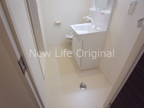 洗面設備　シャワー付き洗面台で忙しい朝でも楽に身支度が出来ます。