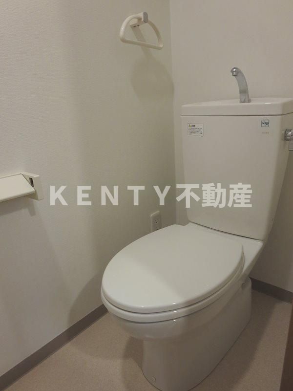 トイレ　落ち着いた色調のトイレです