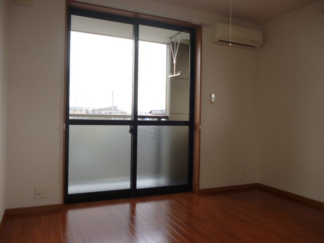 居室・リビング　7.6帖の洋室です（＾ ＾）