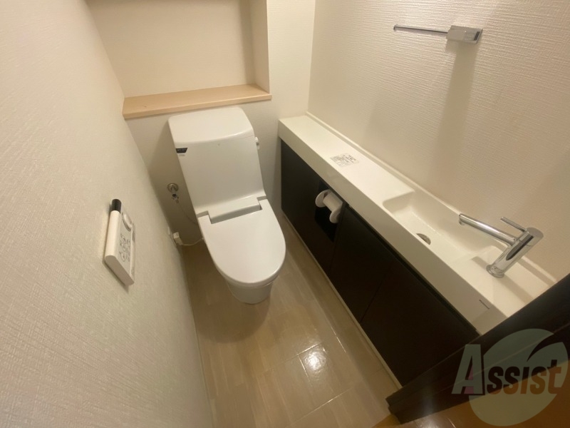 トイレ　トイレです。ユニットバスになってますのでコンパクト。