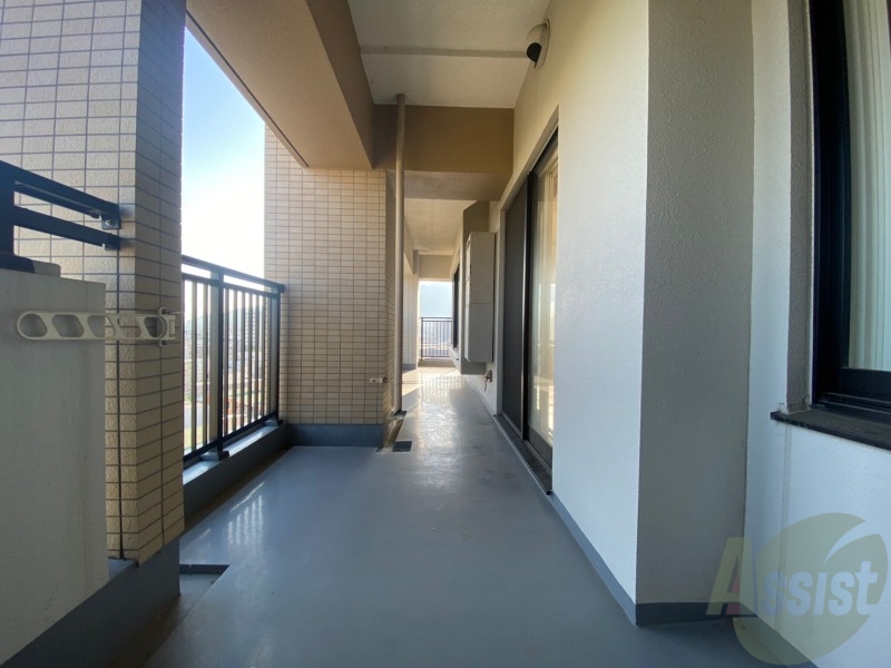 バルコニー　バルコニー。洗濯物がはかどりそうな広さがありますよ。