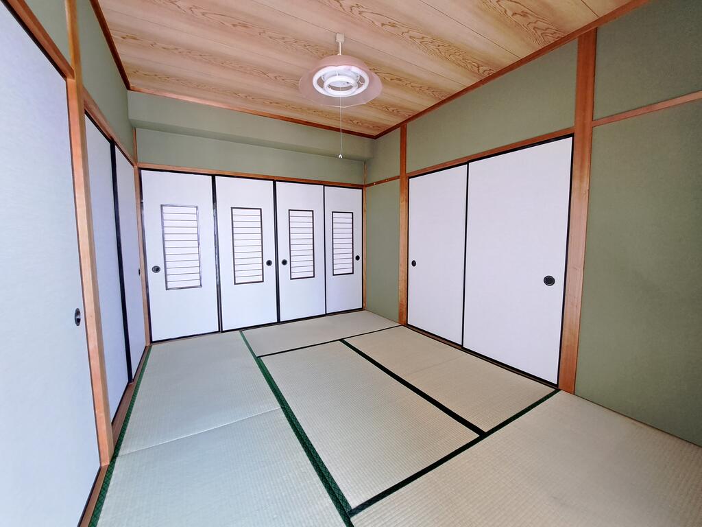 その他部屋・スペース　和室6畳(サンルーム側)　押し入れ収納　エアコン有り