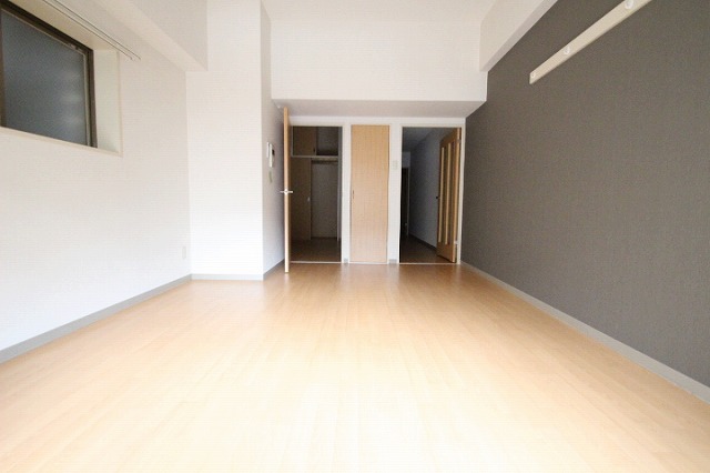 居室・リビング　同物件、別号室のものです。