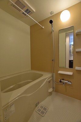 バス・シャワールーム　コンパクトで使いやすいお風呂です