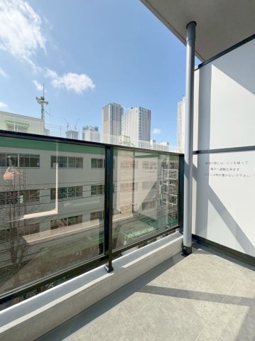 バルコニー　暖かな日差しのふりそそぐバルコニー