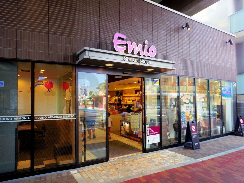 ショッピングセンター　Emio石神井公園（ショッピングセンター）まで820m
